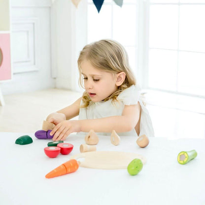 niño jugando a cortar verduras de madera Classic World