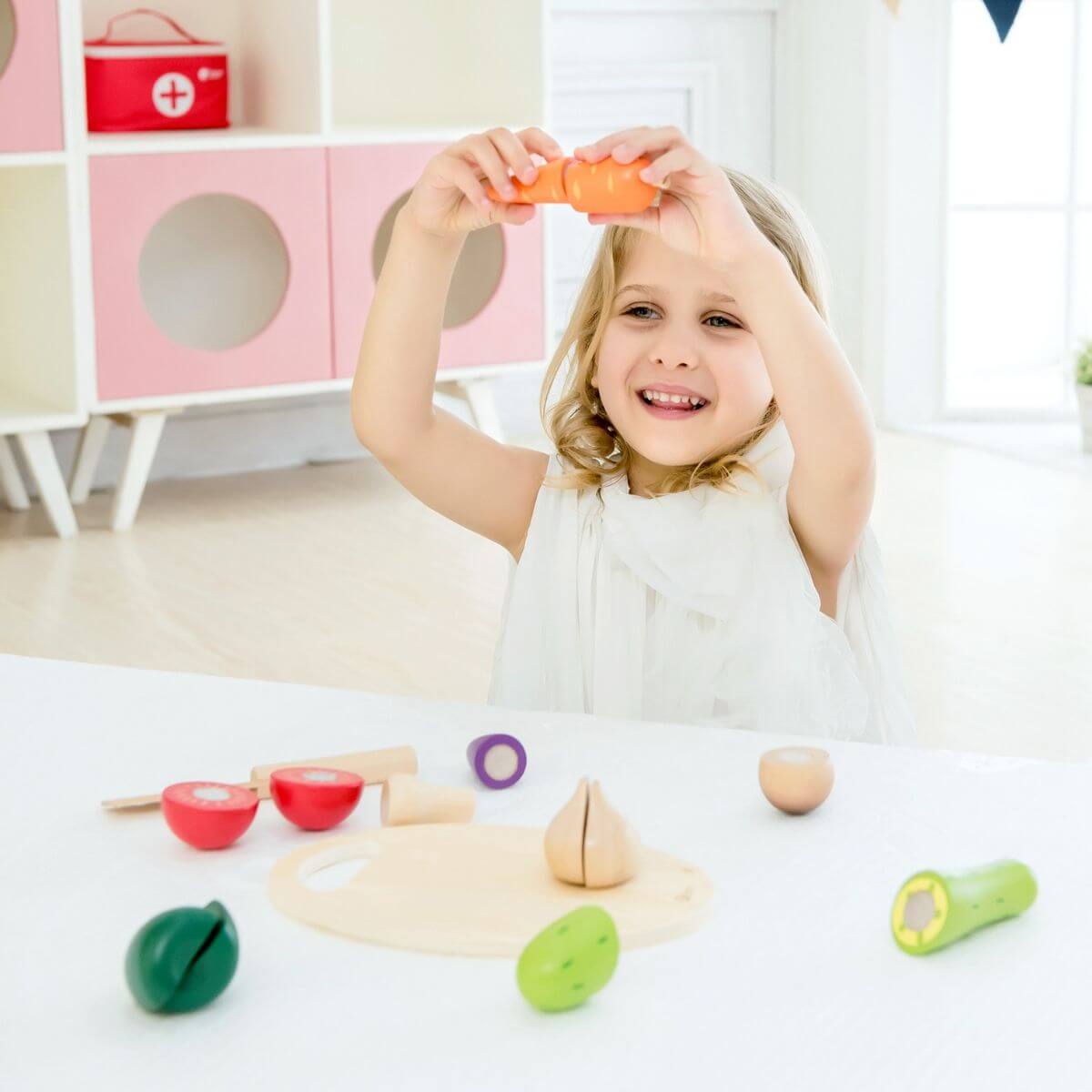 niño cortando verduras de madera Classic World