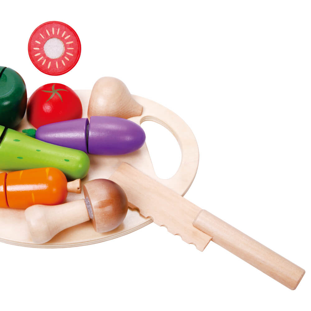 detalle cuchillo de madera cortando verdura con velcro del set Classic World