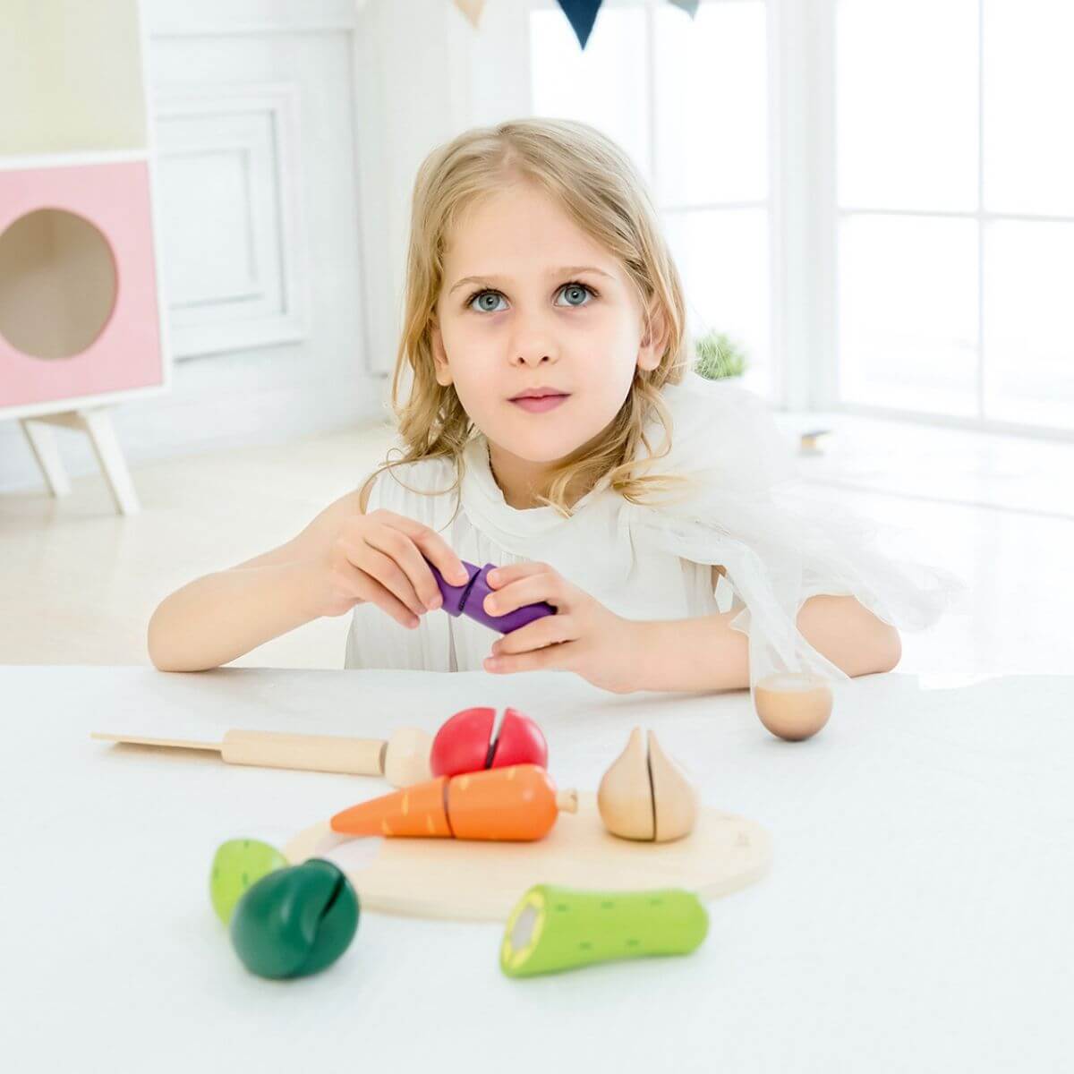 niño jugando a cortar verduras de madera Classic World