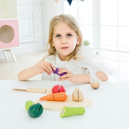 niño jugando a cortar verduras de madera Classic World
