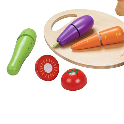 tabla de cortar de madera con verdura del set de cocina Classic World