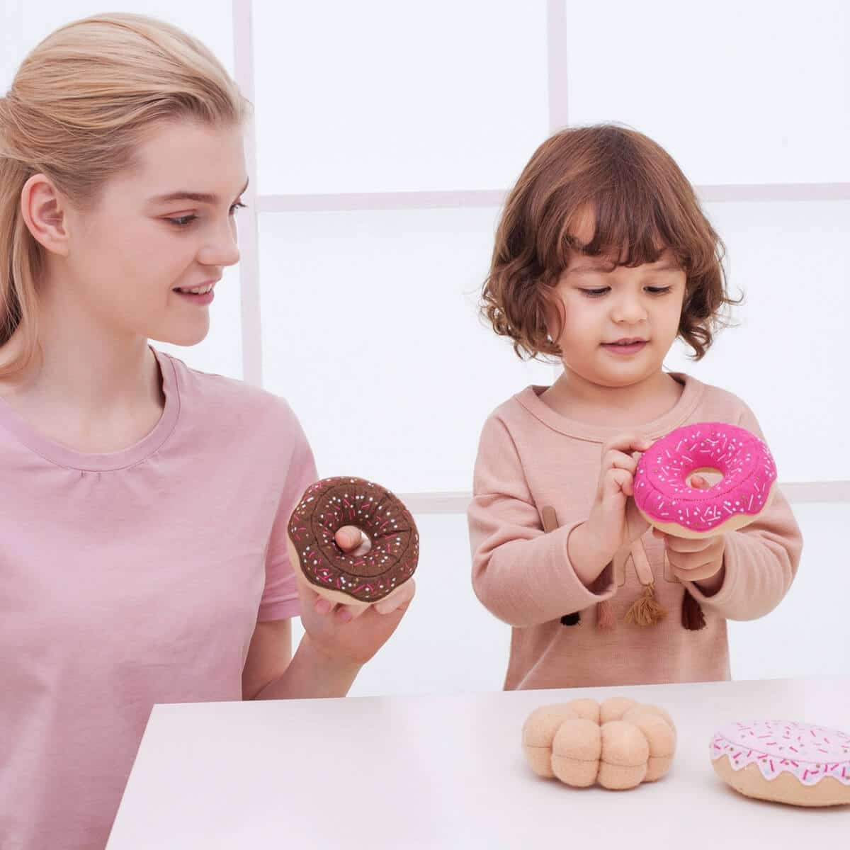 niña jugando con set de donuts de tela Classic World en juego simbólico