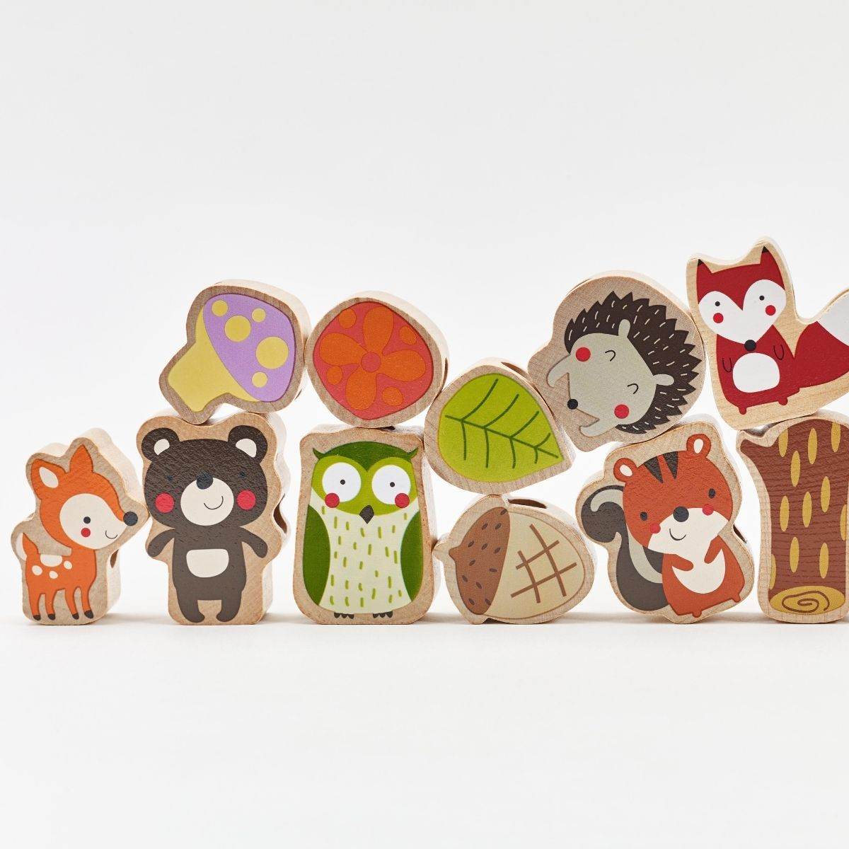 piezas apiladas del juego de ensartar animales del bosque Classic World con zorro erizo búho y oso