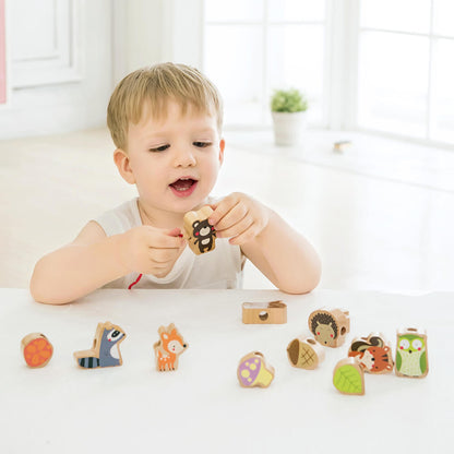 niño ensartando figuras de animales del bosque Classic World