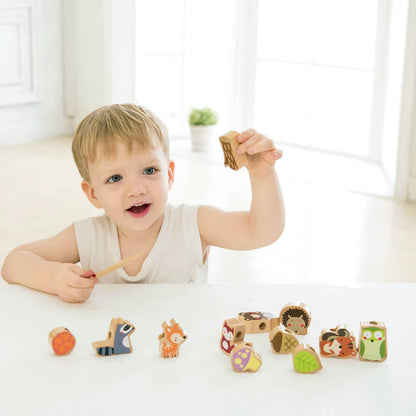 niño jugando con set de ensartar figuras de animales del bosque Classic World