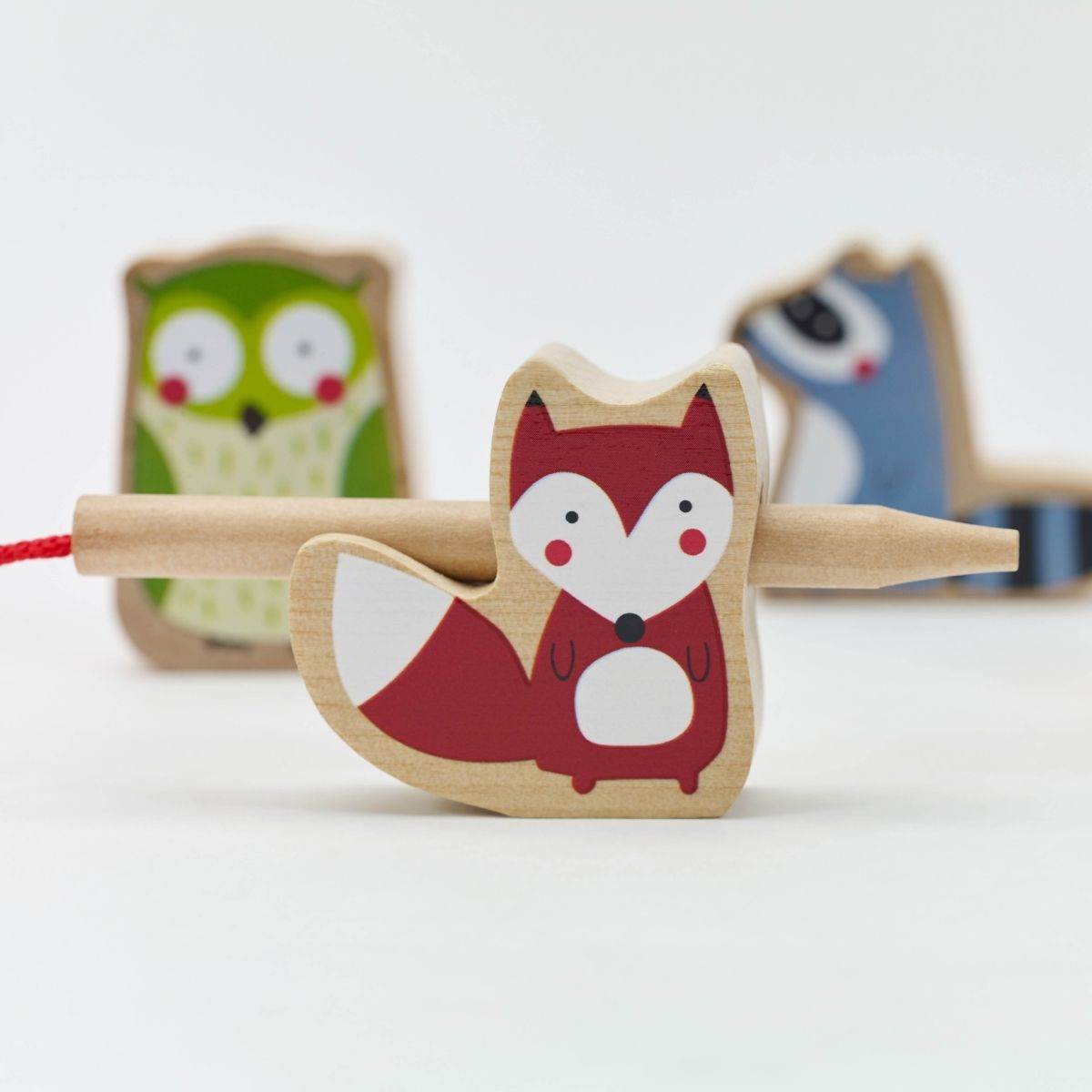 detalle punzón y cordón del juego de ensartar animales del bosque Classic World