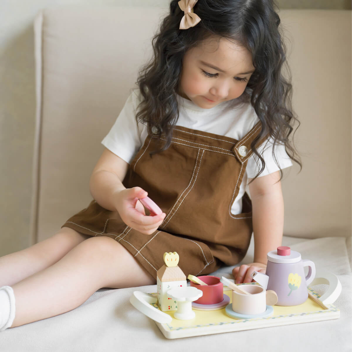 niña jugando con juego de té de madera Grace Classic World