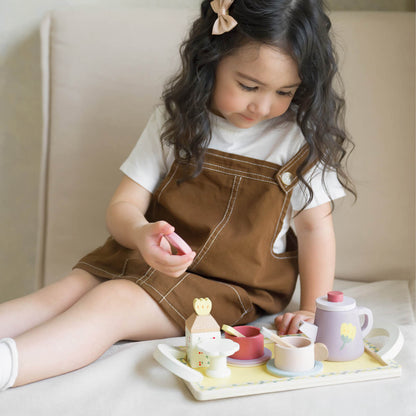niña jugando con juego de té de madera Grace Classic World