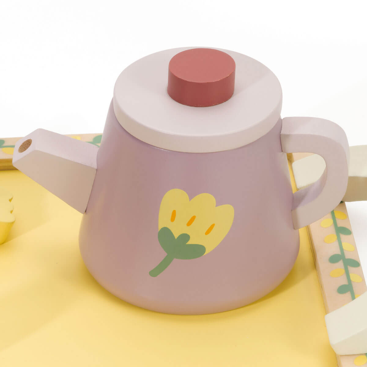 detalle tetera y tazas del juego de té de madera para niños Classic World