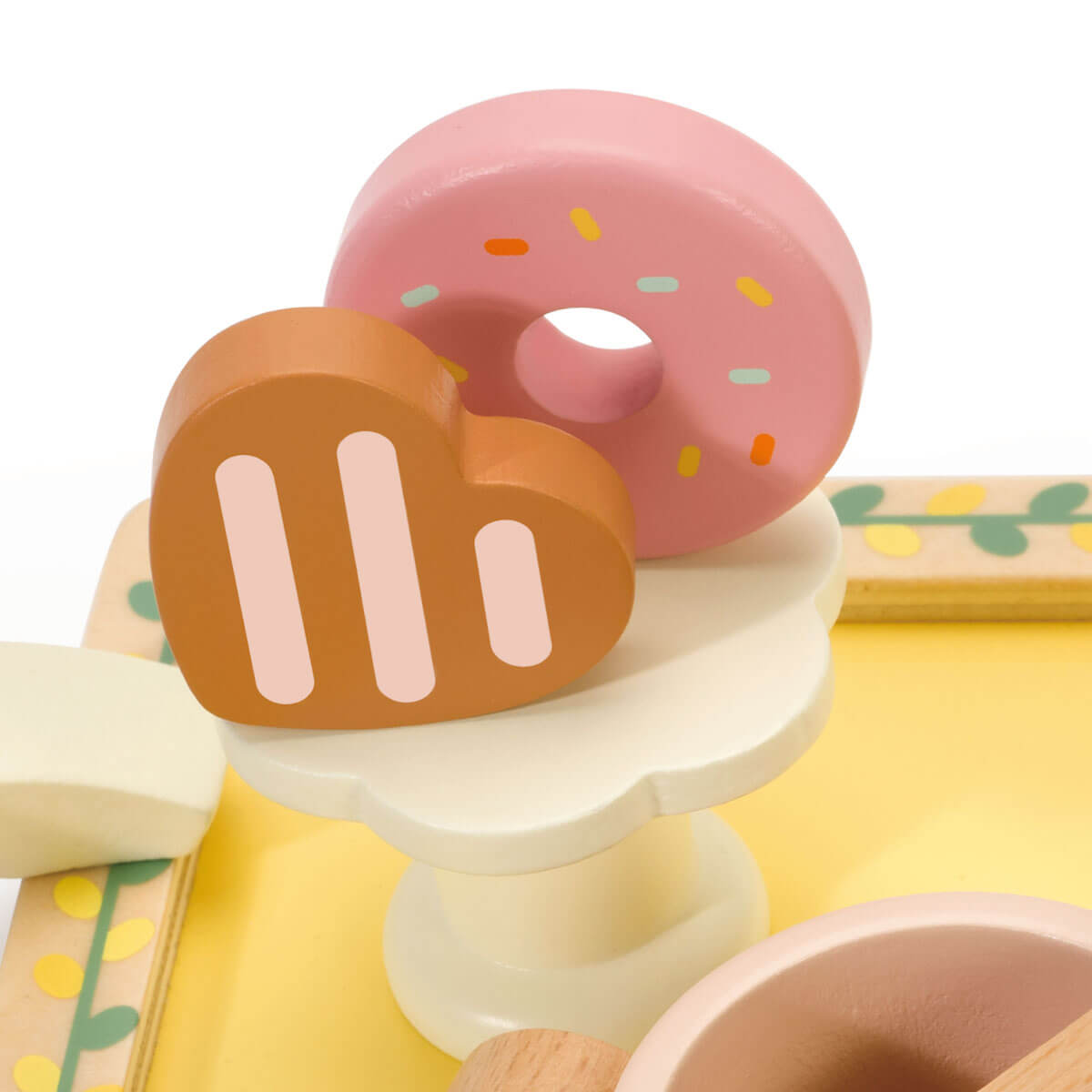 detalle de la galleta y el donut del juego de té de madera Grace Classic World