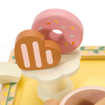 detalle de la galleta y el donut del juego de té de madera Grace Classic World