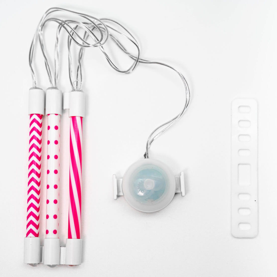 Contenido del pack de tubos luminosos Brightz rosa: tubos LED, correa de silicona y clip