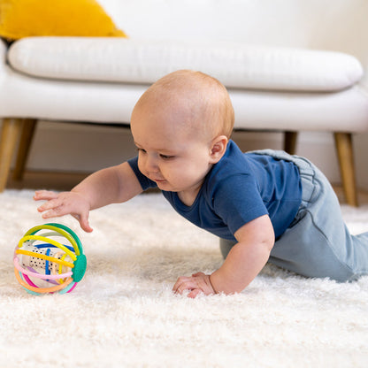 bebé jugando con sonajero pelota Whistleball Colorpop
