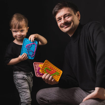 Diseñador e inventor de Wiggly Toy con su hijo