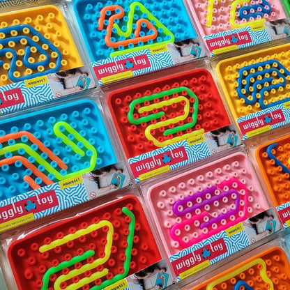 Detalle del packaging del Juego sensorial de silicona Wiggly Toy rojo 