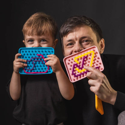 Piotr, el diseñador e inventor del juego sensorial Wiggly Toy con su hijo Olaf